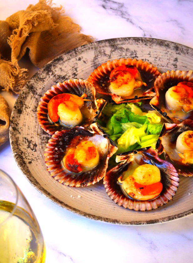 Vieiras gratinadas con mantequilla y picada